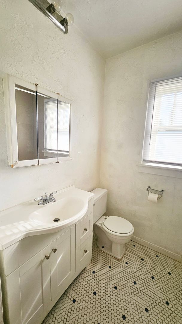 Building Photo - Duplex in the heart of historic NW OKC!