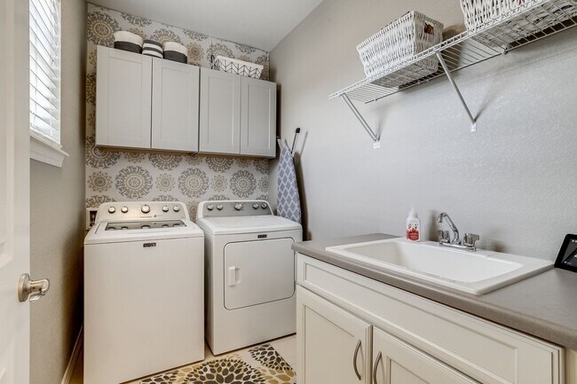 Building Photo - Large single family home in Central Park.