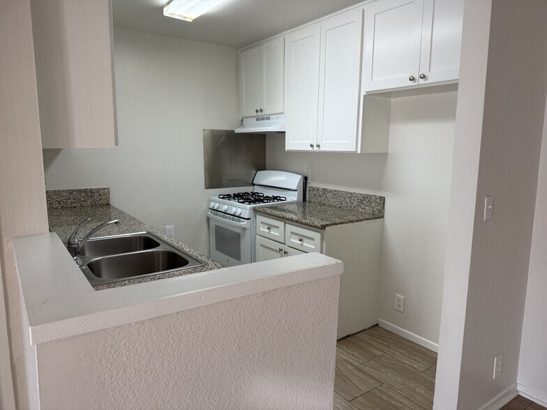 Building Photo - 13610 Vanowen St