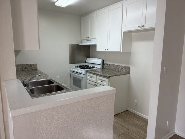 Building Photo - 355