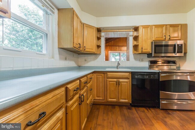 Building Photo - 9702 Bellevue Dr