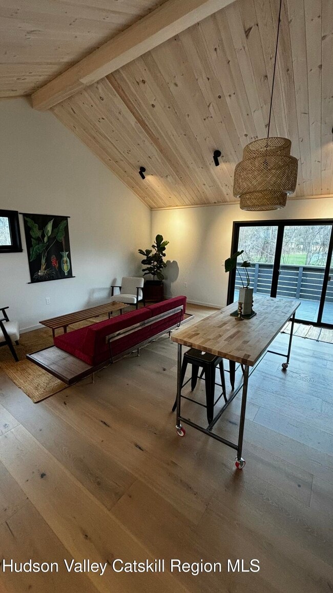 Building Photo - 13 Regal Rd