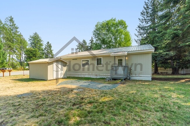 Building Photo - 3 Bedroom 2 Bathroom Home with Off-Street ...