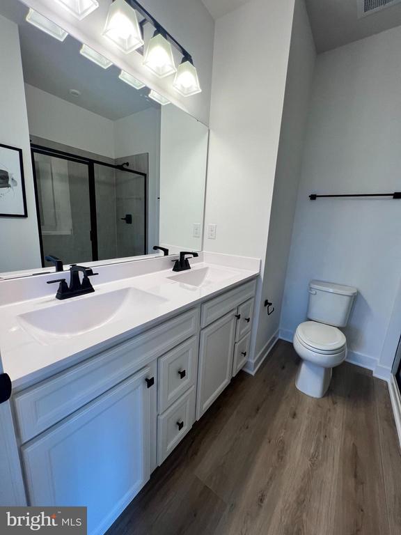 Building Photo - 5 Sidney Ln