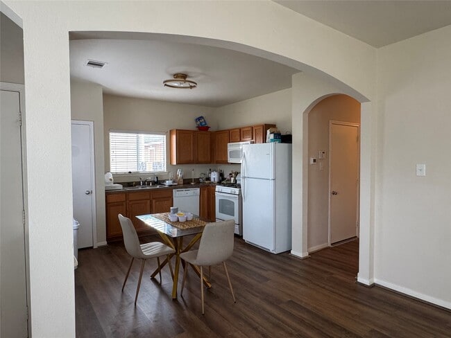 Building Photo - 4030 Mossy Pl Ln