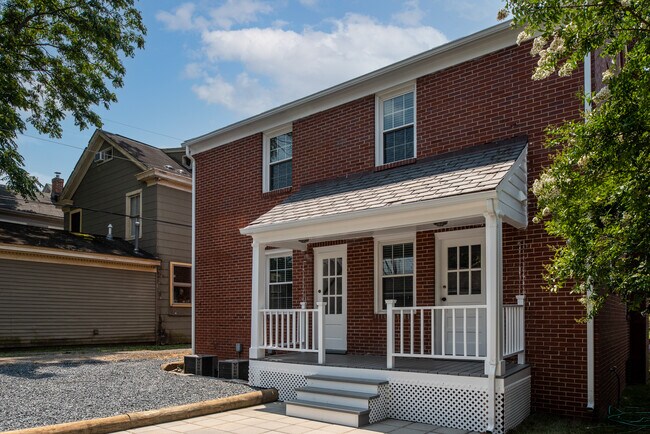 Building Photo - 819 Weedon St