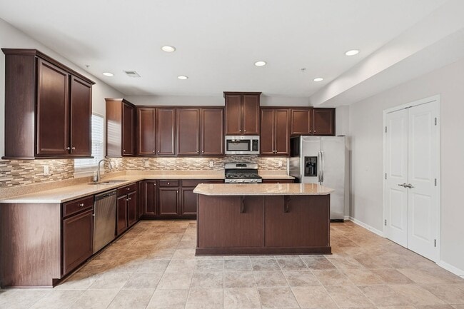 Building Photo - 2305 Pointe View Dr