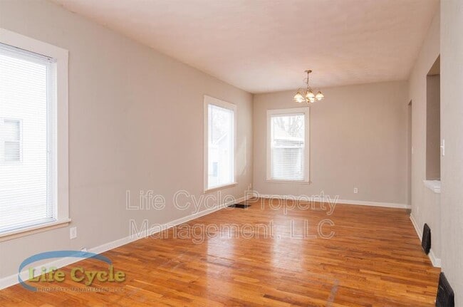 Building Photo - 138 Travis St NE