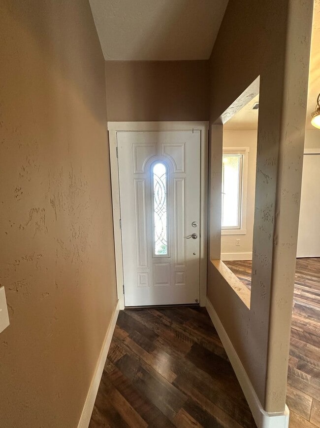 Building Photo - Charming 3 bedroom 2 bathroom home located...