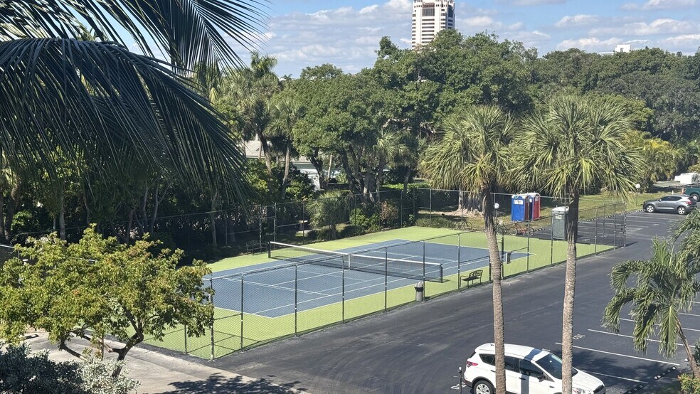 Building Photo - 951 De Soto Rd