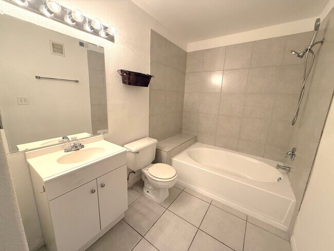 Building Photo - Spacious 1bed/1bath copndo on the 1st floor!