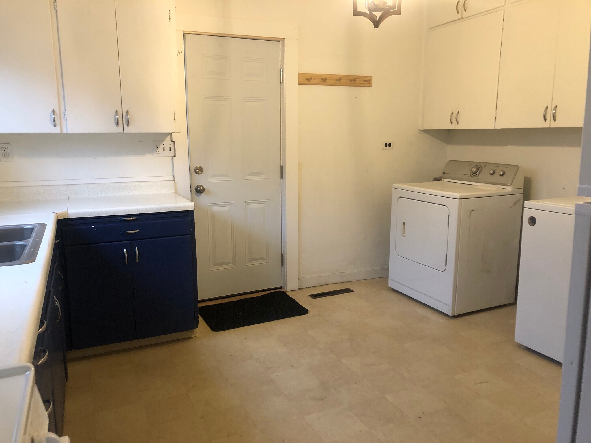 Building Photo - 320 SE High St