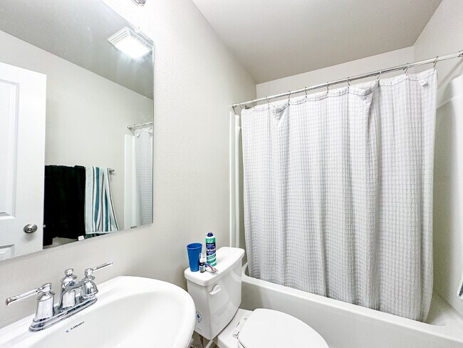 Building Photo - 3/2/1 in Upland Crossing!