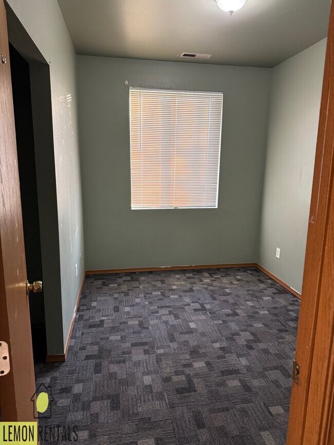 Building Photo - 1215 Ledwich Ave