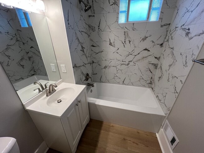 Building Photo - Fully Remodeled 2 Bedroom House!