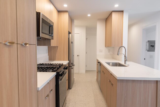 Building Photo - 1400 E Palm Canyon Dr