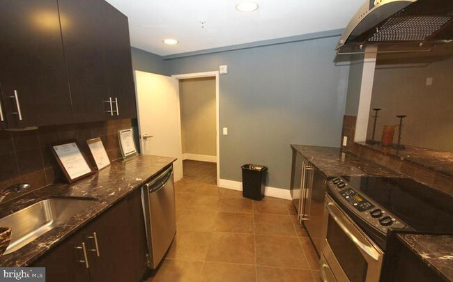 Building Photo - 525 N Fayette St