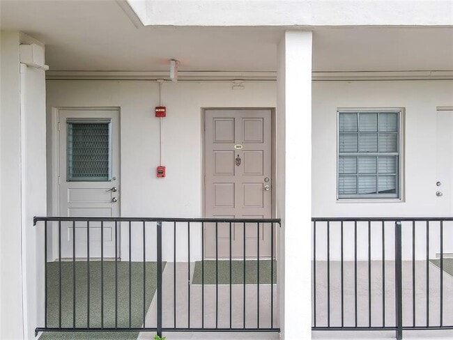 Building Photo - 3150 N Palm Aire Dr