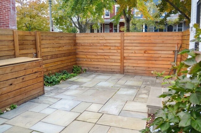 Building Photo - Capital Hill East Townhouse | 3 bd 2.5 bth | Two Patios | Hardwood Floors