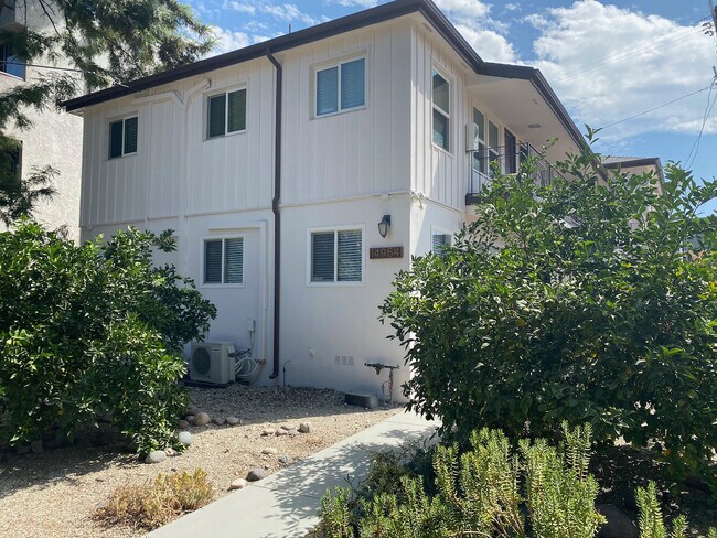 Building Photo - 14954 Moorpark St