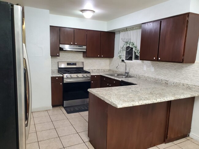 Building Photo - 627 Sir Michael Dr