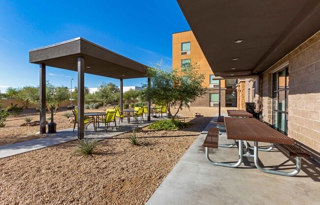 Building Photo - Furnished Studio-Chandler