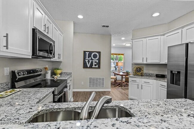 Building Photo - 3 Bedroom 2 Bathroom in Oakleaf Plantation