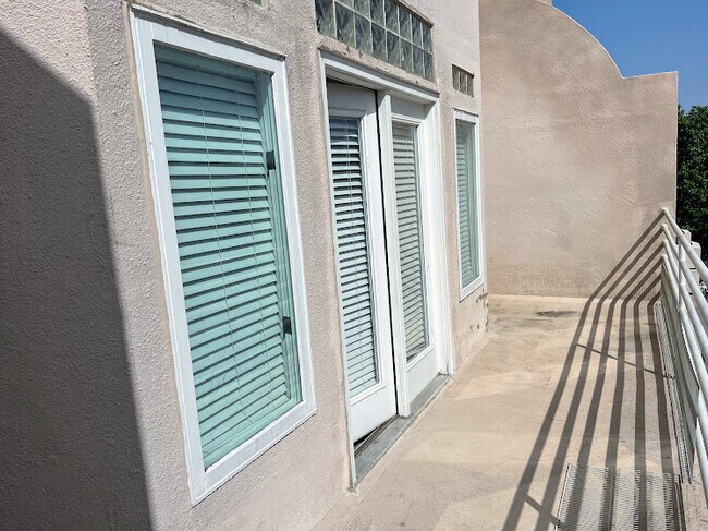 Building Photo - 4040 Avondale Ave