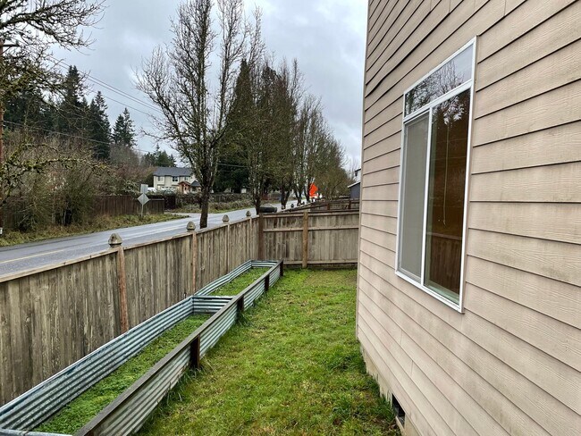 Building Photo - ***REST OF DECEMBER FREE***? Your Dream Rental: Large, Serene Home with Fenced Yard?