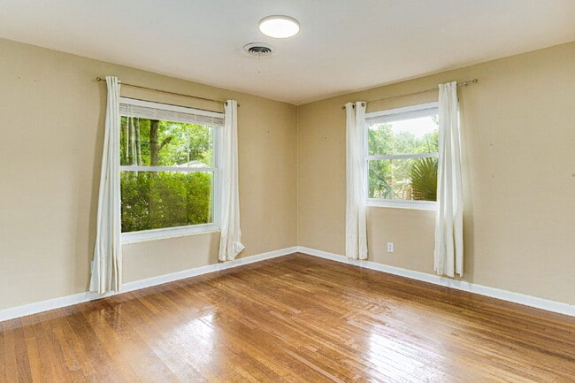 Building Photo - Beautiful East Hill home located in one of...