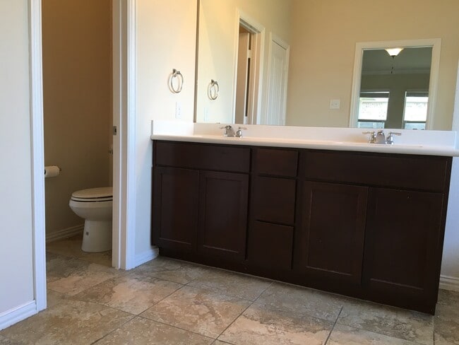Building Photo - Great Open Floor Plan in Buda