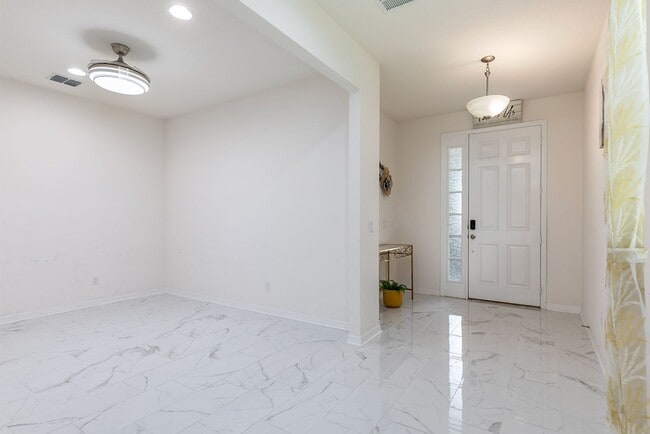 Building Photo - AMAZING 2 STORY HOME AVAILABLE AND BEAUTIF...