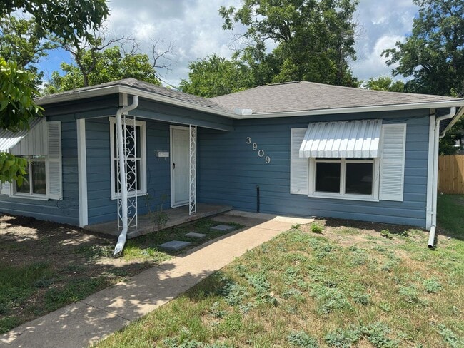 Primary Photo - 3909 Roselawn Dr