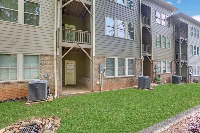 Building Photo - 1300 Hopkins Dr