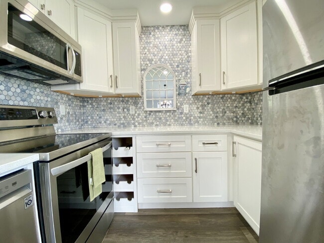 Building Photo - Modern & Completely Renovated Condo in the...