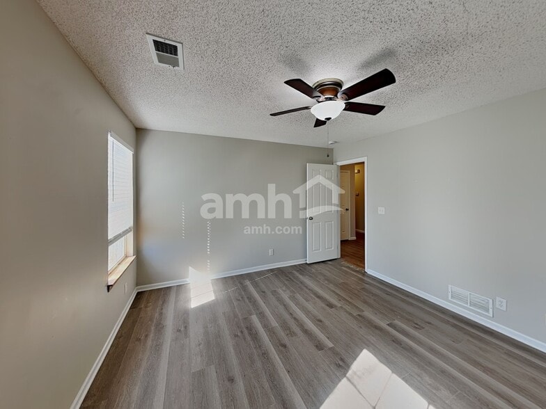 Building Photo - 1015 Bristol Dr