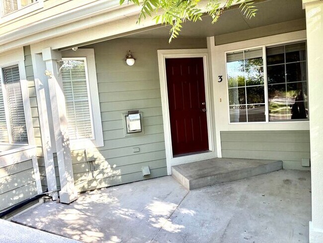 Building Photo - Beautiful and Spacious 3 Bed, 3.5 Bath Townhome in SE Fort Collins. Detached 1 Car Garage. Water/...