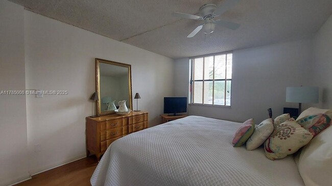 Building Photo - 14211 N Kendall Dr