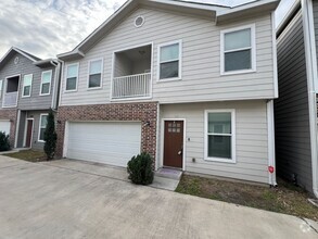 Building Photo - Contemporary Living with All The Features ...