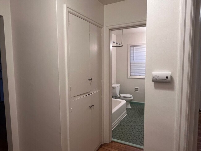 Building Photo - Stunning 2 Bed, 1 Bath Vintage Charmer!