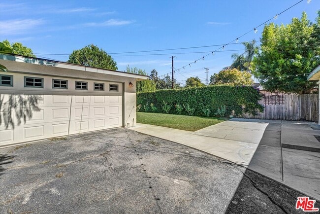 Building Photo - 520 N Beachwood Dr
