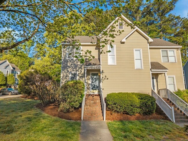 Building Photo - Fantastic End-Unit Townhome Available Now!