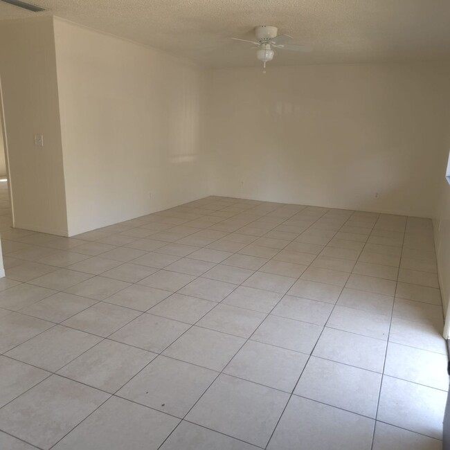 Building Photo - 2Bed 2Bath Condo Lake worth