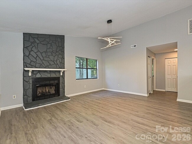 Building Photo - 633 Pennwood Ln