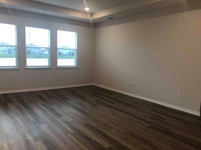 Building Photo - 5715 Silver Feather Way