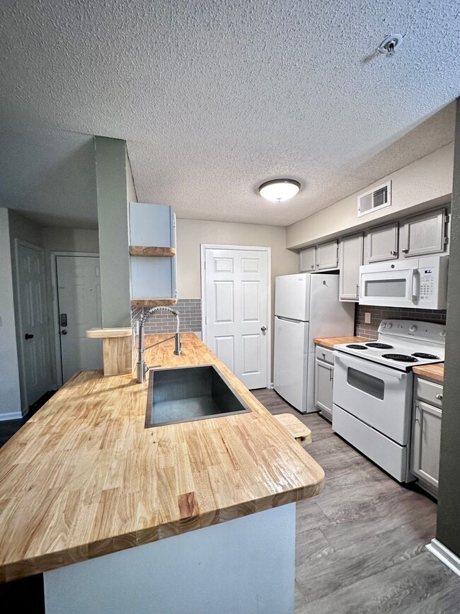 Primary Photo - Newly Renovated 1B/1B Condo near Beach in the Heart of Destin!