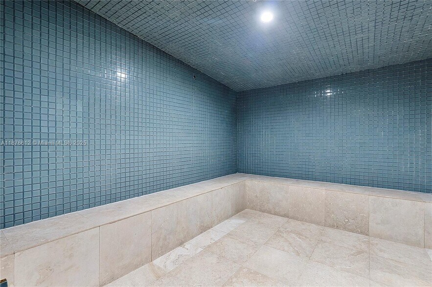 Building Photo - 15811 Collins Ave