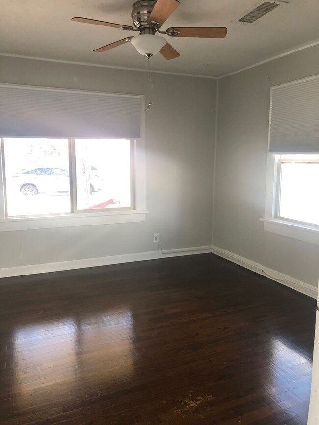 Building Photo - Located Oliver Eakle/AC !!! Cute 2/1/1 wit...