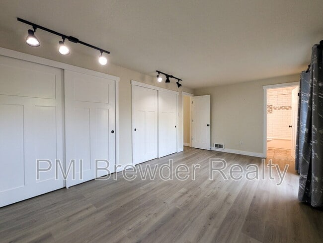 Building Photo - 7 E McGill Ave