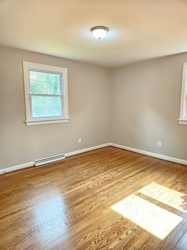 Building Photo - 3 Bedroom 1.5 Ba Brick Rancher Near I-64